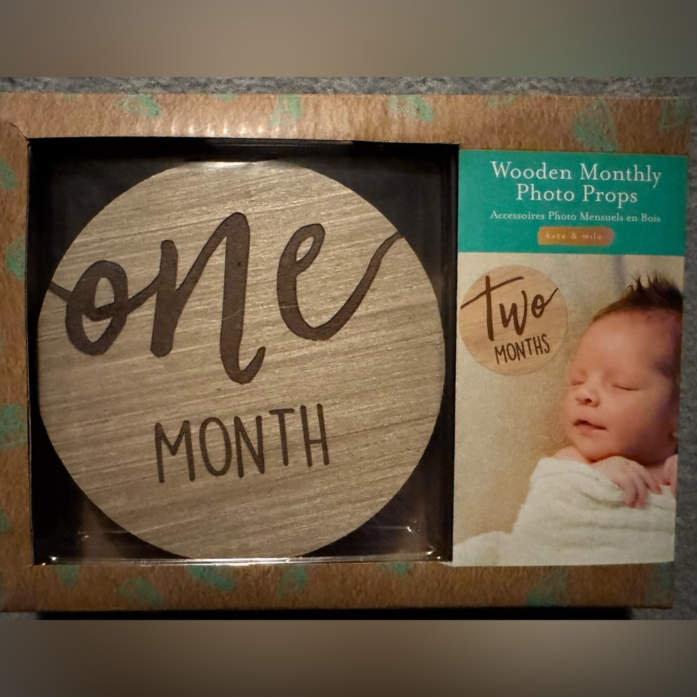 Kate & Milo Wooden Monthly Baby Props Round Sign For Photo Shoots